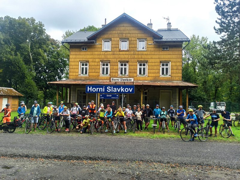 Cyklisté před stanicí v Horním Slavkově