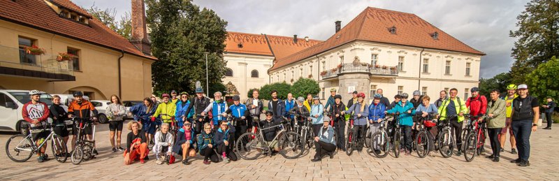 Velká skupina cyklistů na Labské stezce