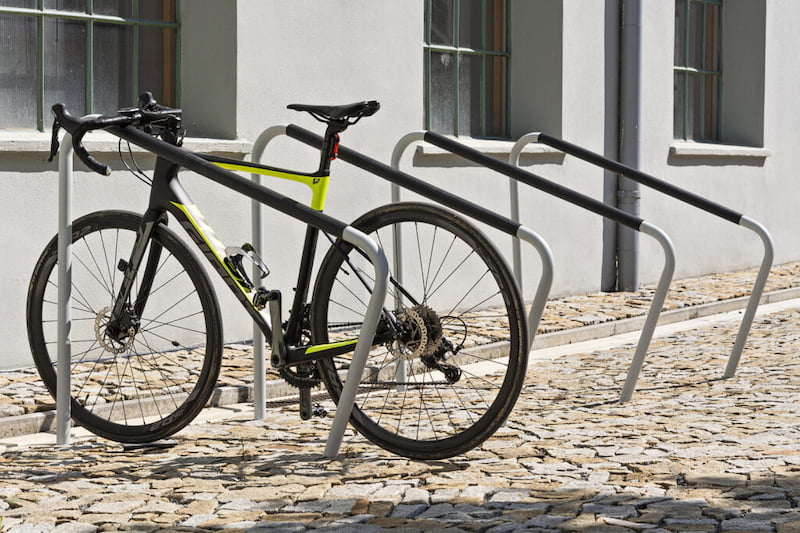 Cyklistické stojany a kolárny jako základní vybavení služeb Cyklisté vítáni